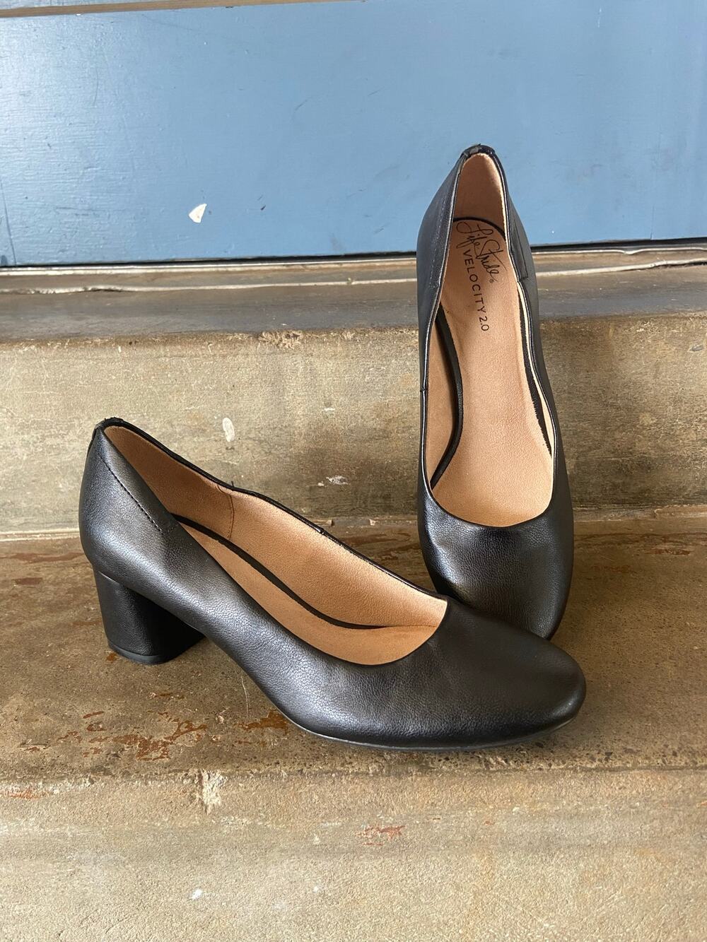 Lifestride Velocity 2.0 Josie black rounded toe medium heel pump
